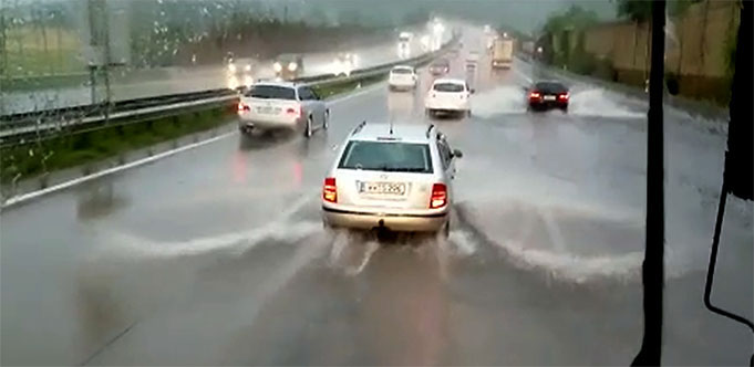 Lageschieber-wasser-unterm-Bus-Kiel